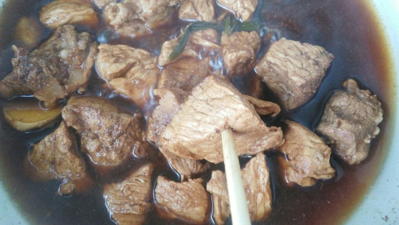 炒锅版猪肉松,炖至用筷子可以轻松插入，这时候尝一尝咸淡，适量加盐。（如果时间充足，建议关火焖一个小时，让肉更加入味，再盛出）