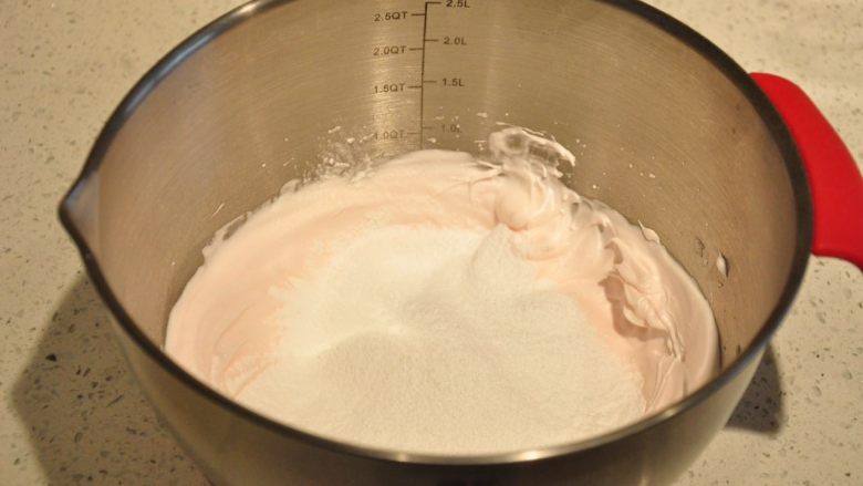 最受小朋友喜爱的多彩蛋白糖,将步骤1中的粉类再次过筛加入到蛋白中。