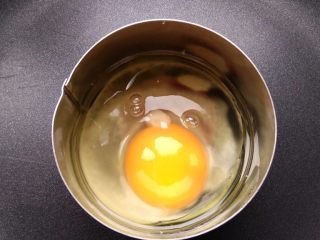 小熊米汉堡, 热锅热油，讲一个鸡蛋打进圆形模具中，小火加热。也可以提前将鸡蛋打散，蛋液中混少许盐，再倒入模具中煎。