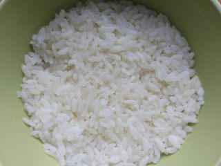 小熊米汉堡, 取适量米饭，在一个小碗里压实