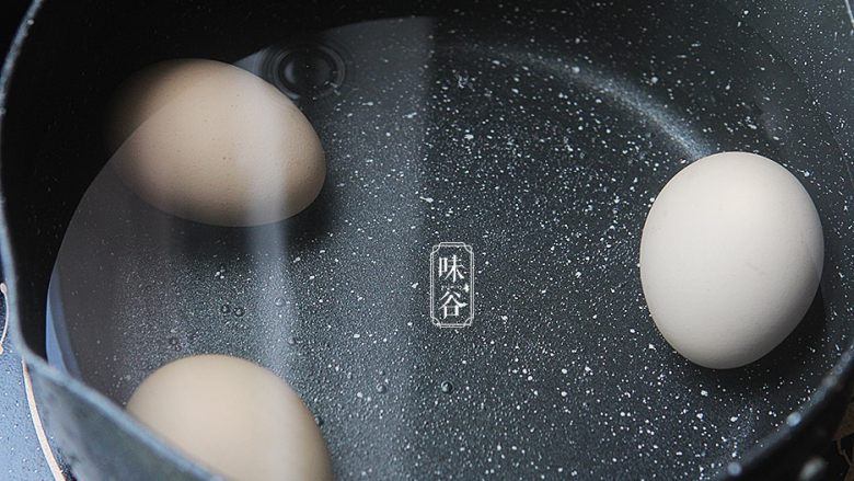 鸡蛋花糖水,鸡蛋放入锅里加水煮开5分钟；