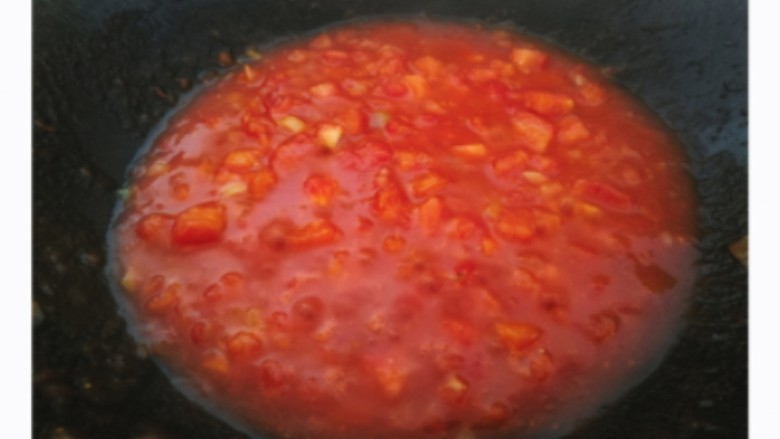 番茄鸡蛋疙瘩汤,加热炒鸡蛋留下的底油，放入葱丁和姜末炒出香味儿。再放入切好的番茄丁，炒到番茄丁软烂时加入<a style='color:red;display:inline-block;' href='/shicai/ 699'>番茄酱</a>炒匀。