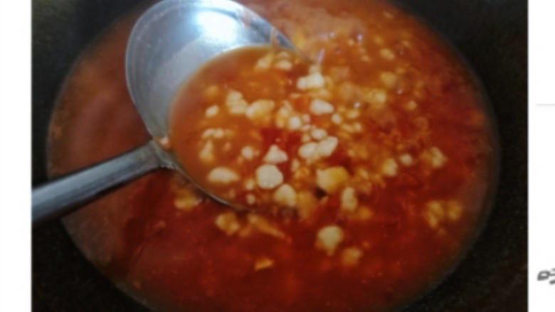番茄鸡蛋疙瘩汤,加入适量的水，大火烧开后，转中小火继续煮10-15分钟。下入搓好的面疙瘩，要立刻搅拌。在煮面疙瘩的过程中，要时不时的搅拌，以免黏底糊锅。