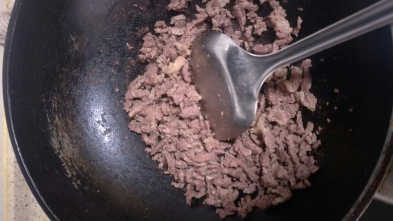 回味无穷的私房牛肉,什么都不用加，在锅里翻炒，把牛肉的水分炒干