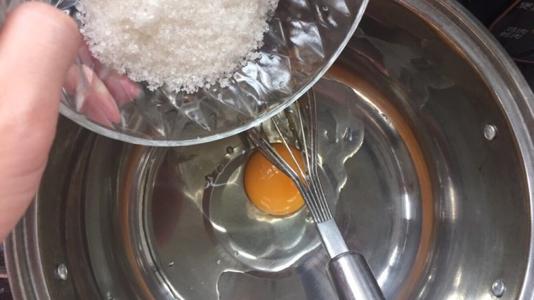 网红豆乳蛋糕,鸡蛋敲入盆内倒入糖打散
