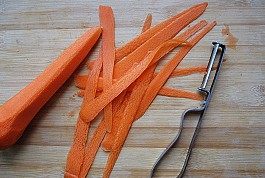 翡翠头菜卷,胡萝卜去皮，削成条、然后整形备用，葱姜切末备用