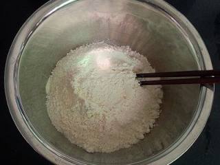 法棍面包-,高筋面粉和低筋面粉混合，把盐放顶上