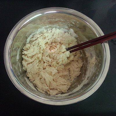 法棍面包-,将酵母水倒入面粉内，边倒边拌，拌成絮状