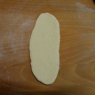 法棍面包-,取一个面团擀成长形