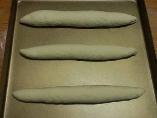 法棍面包-,依次做好剩下的两个面团，然后放温暖处发酵