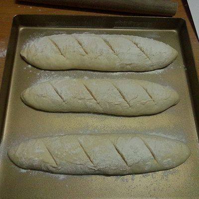 法棍面包-,发酵至比原来的两倍大，在表面筛上少许面粉，再用介刀拉几个小口