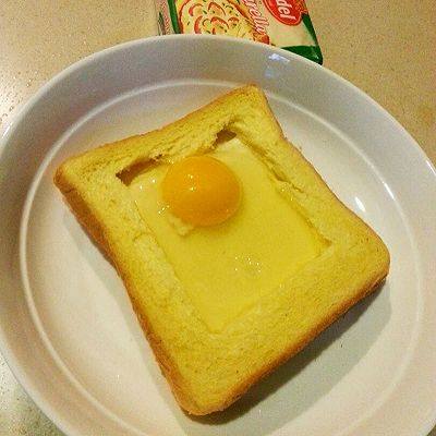 法式早餐 : 干酪太阳蛋吐司,把鸡蛋打在槽里