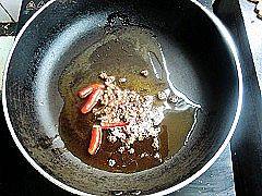 水煮肉片,另取一个锅加入香油炸香辣椒和花椒