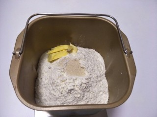 超级松软的萌面包,把所有的材料放入面包桶内。