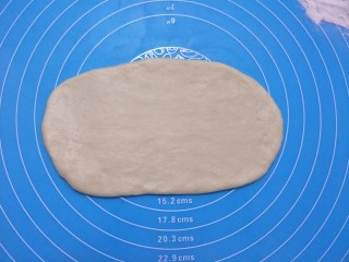 超级松软的萌面包,取出一个压扁，用擀面杖擀成椭圆。