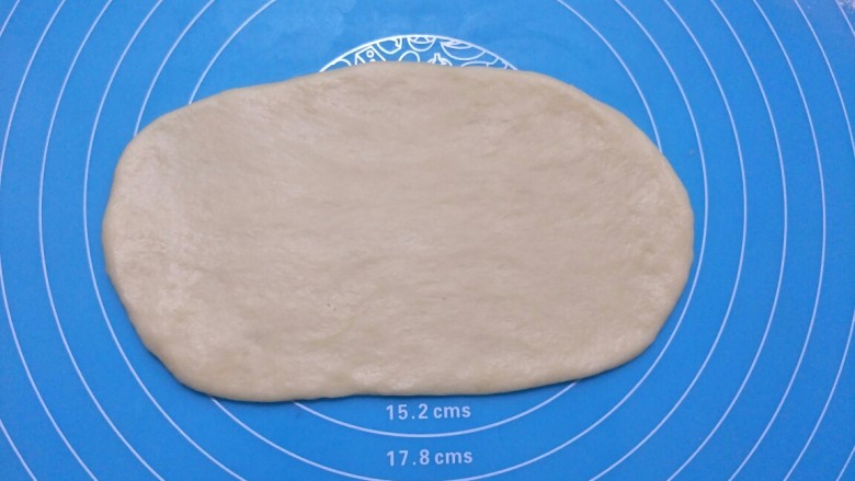 超级松软的萌面包,取出一个压扁，用擀面杖擀成椭圆。