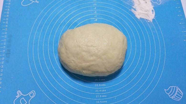 超级松软的萌面包,松弛后的面团体积明显变大，然后除去保鲜膜。