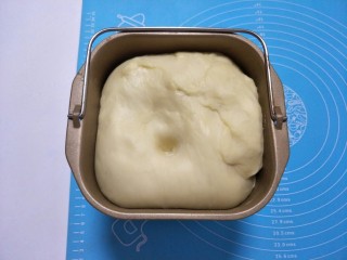 超级松软的萌面包,发好的面用食指戳个洞，无回缩就可以拿出来排气。