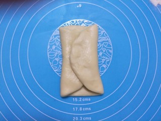 超级松软的萌面包,右边把对折把左边包住。