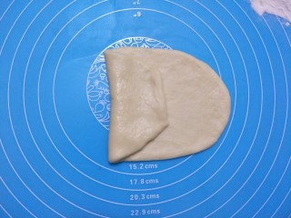 超级松软的萌面包,左边对折。