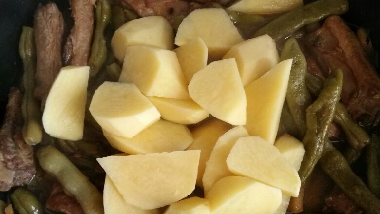 家常排骨炖芸豆,当芸豆和排骨九分熟时，放入土豆。