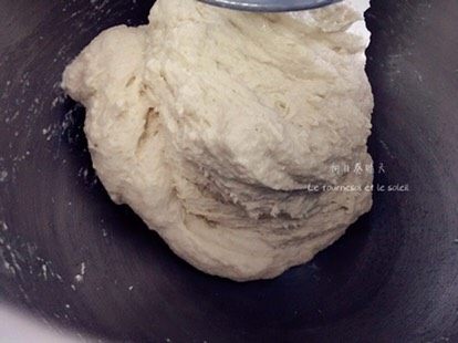 橙香青提南瓜籽硬欧面包,面团低速搅拌成团后再加入食盐，继续低速搅拌20s后静置10min。