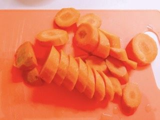 胡萝卜猕猴桃汁,胡萝卜切段