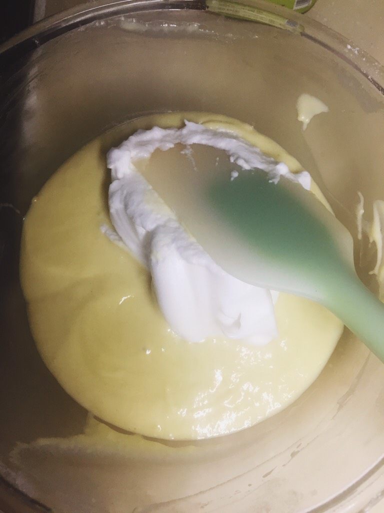 舒芙蕾厚松饼（无泡打粉版）,先取一小部分打发好的蛋白糊与蛋黄糊混合