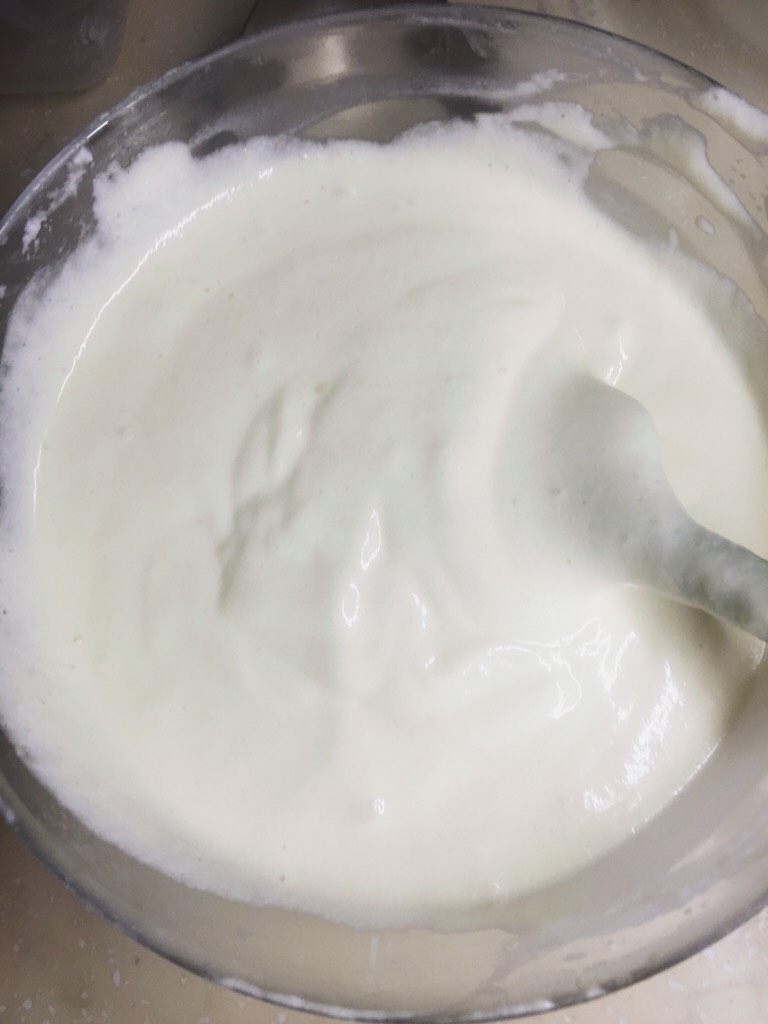 舒芙蕾厚松饼（无泡打粉版）,再把剩下的蛋白糊分两次以切拌的方式与蛋黄糊混合。
