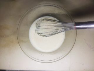 舒芙蕾厚松饼（无泡打粉版）,再加入玉米油，牛奶，香草精，盐，搅拌均匀。低粉分两次加入，轻轻拌到无干粉，不用搅拌到顺滑。