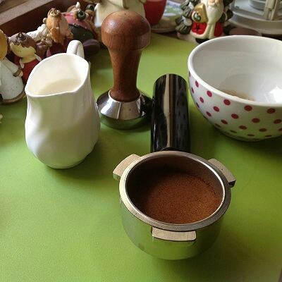 拿铁,1.咖啡豆10克，研磨成咖啡粉，压粉，预热咖啡机。