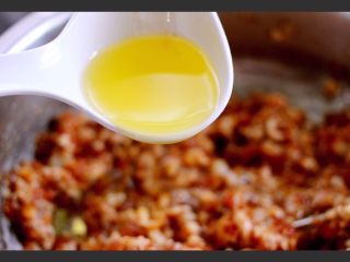 芹菜肉馅饺子,搅拌均匀的馅里加入适量的盐和食用油、我用的是自己家里种的花生榨的油呀、把盐和油搅拌均匀……