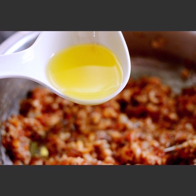 芹菜肉馅饺子,搅拌均匀的馅里加入适量的盐和食用油、我用的是自己家里种的花生榨的油呀、把盐和油搅拌均匀……