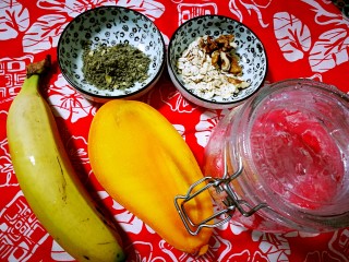 解压塑身食单之水果优格,昨天晚上太匆忙，做的是快速简化版香蕉沙拉，今晚来做升级版~芒果香蕉优格。