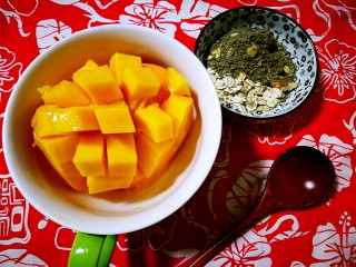 解压塑身食单之水果优格,将芒果和香蕉切丁。