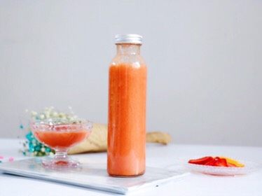 复合番茄汁,将果汁倒入随身杯中，带着宝宝出去玩时饮用，营养又美味。
