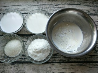 椰奶雪花糕,一份牛奶加入淀粉，搅拌均匀备用。