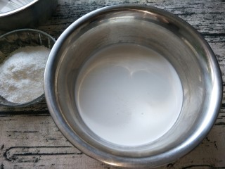 椰奶雪花糕,再把椰浆倒入另一份牛奶，再加入白糖，上锅用中火煮开。煮的时候搅拌。