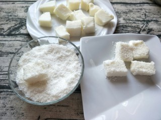 椰奶雪花糕,2小时从冷藏室拿出来切块，裹上椰蓉。