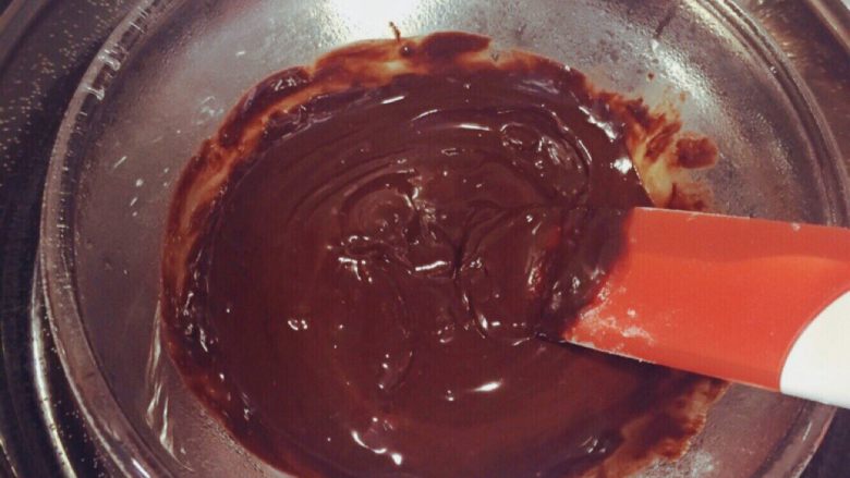 巧克力燕麦能量球🍫,边融化边不断搅拌碗中的黄油 直到巧克力和黄油完全融化