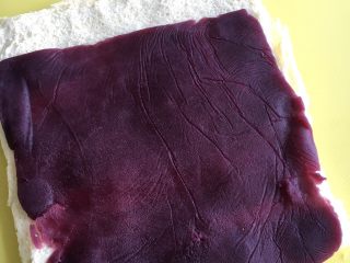 香煎吐司卷,涂上一层紫薯泥，上端留点余地不要涂