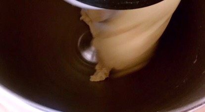 老式面包,揉成團……酵頭發酵好后把主面團中的出黃油外全部放入酵頭里揉成團后放入黃油