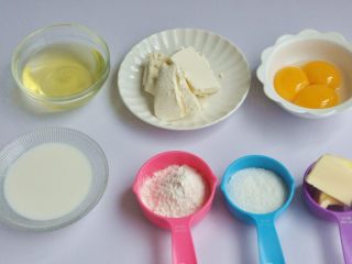 轻芝士蛋糕,准备材料，将蛋黄和蛋清分离。