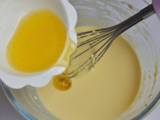 轻芝士蛋糕,将黄油放入微波炉中或者隔水融化，加入蛋黄奶酪糊中，搅拌均匀。