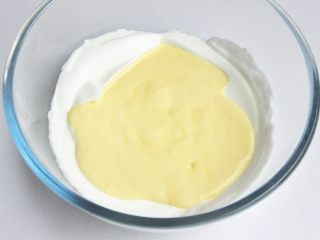 轻芝士蛋糕,将混合后的奶酪糊全部倒入蛋白霜中。