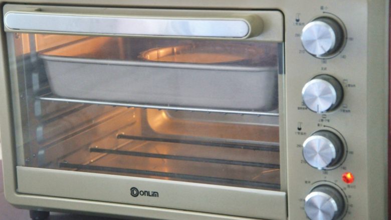 轻芝士蛋糕,放入提前预热好的烤箱，145度1小时。