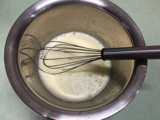 红丝绒蛋糕卷,用手动打蛋器搅打均匀至细砂糖融化。