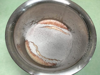 红丝绒蛋糕卷,筛入红丝绒蛋糕粉。