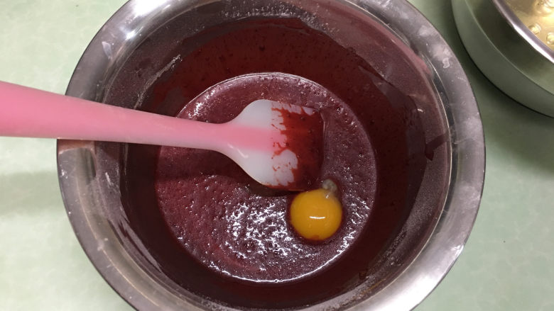 红丝绒蛋糕卷,分三次加入蛋黄，每次加入翻转拌均匀再加下一个。