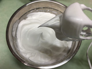 红丝绒蛋糕卷,蛋白分三次加入细砂糖打至蛋白霜提起呈挺而有力长弯勾，蛋白霜细腻。